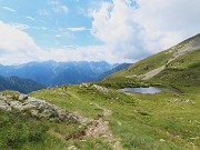55 Sul sent. 204A scendiamo al Lago Basso delle Foppe